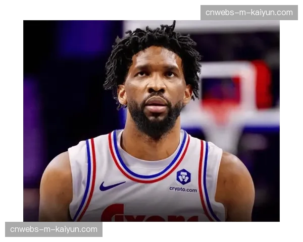 特写：现场镜头捕捉到恩比德与唐斯冲突后场下“冰释前嫌”交谈